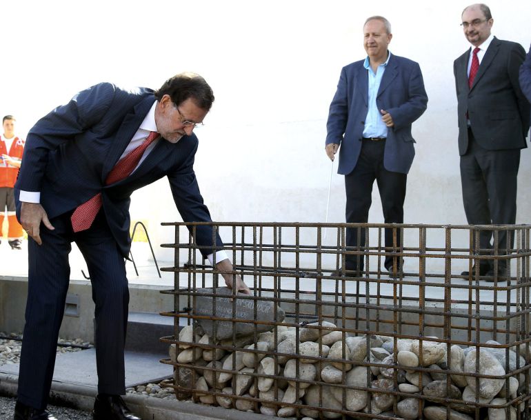 El presidente del Gobierno, Mariano Rajoy, coloca una piedra con su nombre durante la inauguración hoy del embalse de San Salvador, en Albalate de Cinca (Huesca) El presidente del Gobierno, Mariano Rajoy, coloca una piedra con su nombre durante la inauguración hoy del embalse de San Salvador, en Albalate de Cinca (Huesca)