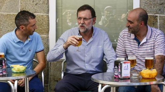 Rajoy se toma una caña con el alcalde de Celanova / EFE Rajoy se toma una caña con el alcalde de Celanova / EFE