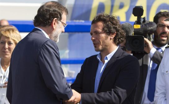 El alcalde de Cádiz, José María González 'Kichi', junto al presidente del Gobierno / EFE El alcalde de Cádiz, José María González 'Kichi', junto al presidente del Gobierno / EFE