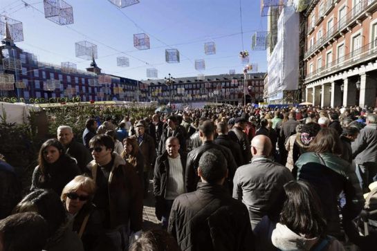 La plaza Mayor de Madrid durante las vacaciones de Navidad La plaza Mayor de Madrid durante las vacaciones de Navidad