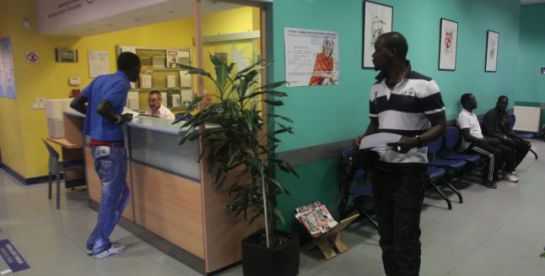 Inmigrantes en un centro de salud Inmigrantes en un centro de salud