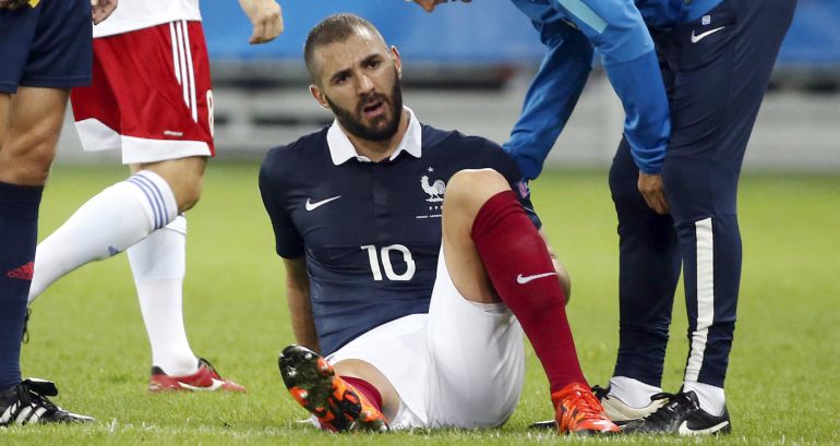 Karim Benzema cayó lesionado durante su partido con Francia. Karim Benzema cayó lesionado durante su partido con Francia.