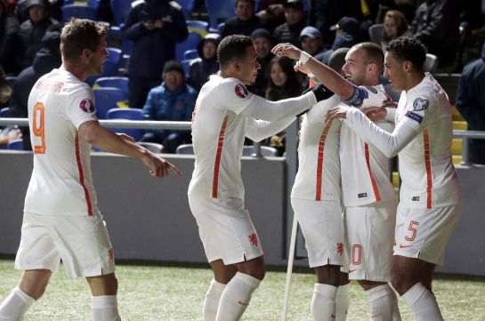 Los futbolistas holandeses celebran el gol de Wesley Sneijder Los futbolistas holandeses celebran el gol de Wesley Sneijder