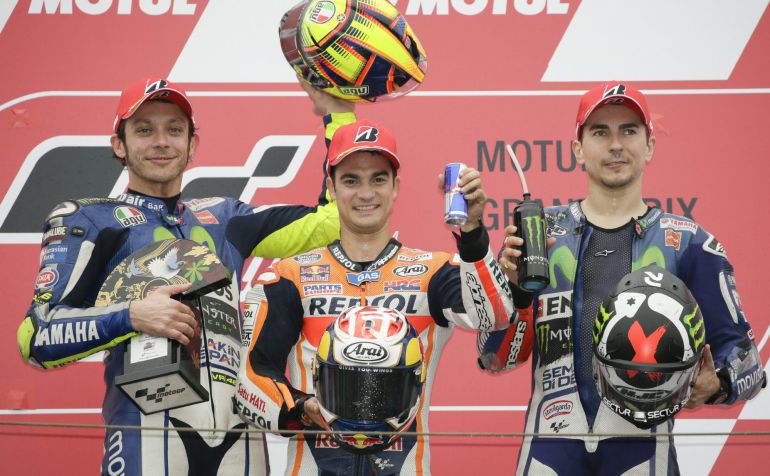 Dani Pedrosa en lo más alto del podio junto a Lorenzo y Rossi Dani Pedrosa en lo más alto del podio junto a Lorenzo y Rossi