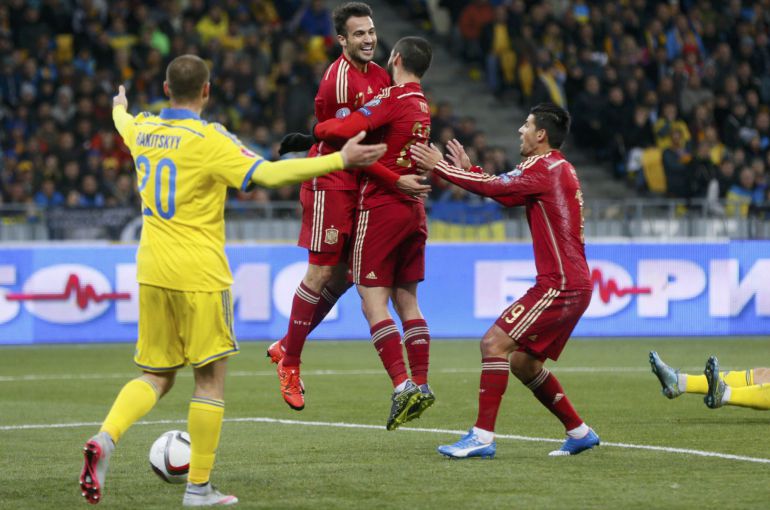 Mario Gaspar se abraza con Nolito tras anotar el 0-1 en Kiev. Mario Gaspar se abraza con Nolito tras anotar el 0-1 en Kiev.