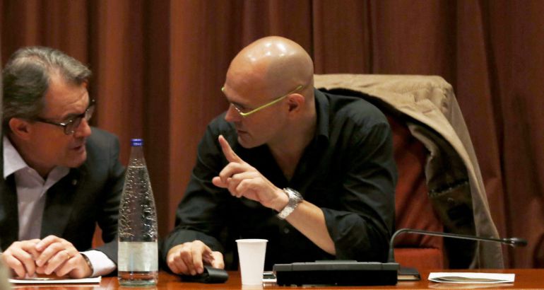 El presidente de la Generalitat en funciones, Artur Mas (i) y Raül Romeva (d). El presidente de la Generalitat en funciones, Artur Mas (i) y Raül Romeva (d).