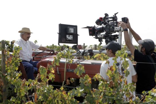 Imanol Arias, como Antonio Alcántara, conduce un tractor en el rodaje de la decimoséptima temporada de 'Cuéntame'