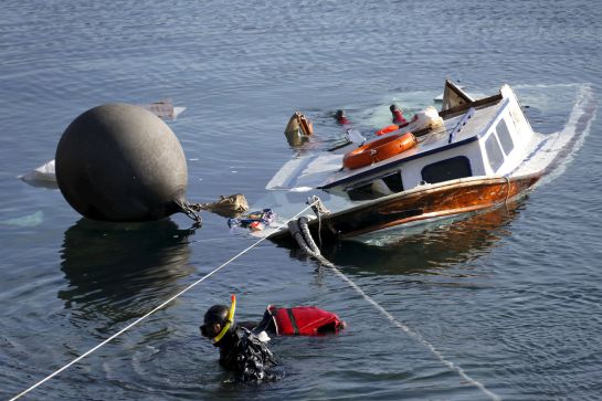 Bote hundido tras el choque con la patrullera griega Bote hundido tras el choque con la patrullera griega
