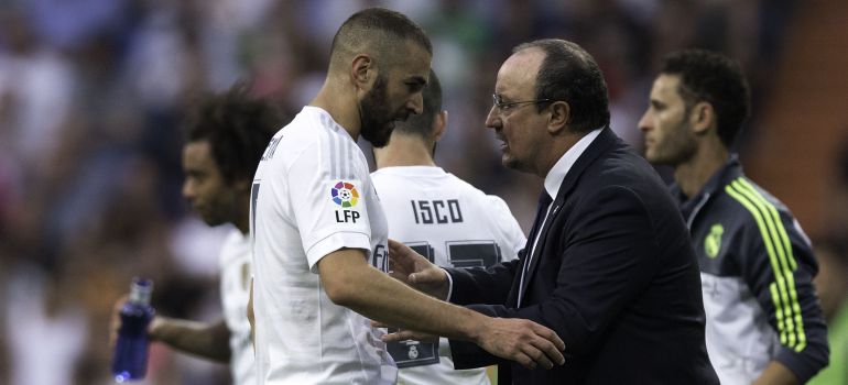 Rafa Benítez dando indicaciones a Karim Benzema Rafa Benítez dando indicaciones a Karim Benzema