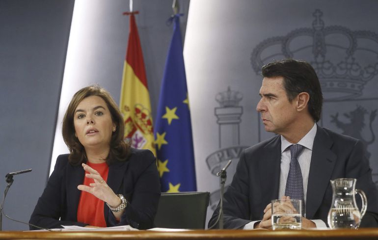 La vicepresidenta del Gobierno, Soraya Sáenz de Santamaría, y el ministro de Industria, Energía y Turismo, José Manuel Soria, durante la rueda de prensa tras la reunión del Consejo de Ministros La vicepresidenta del Gobierno, Soraya Sáenz de Santamaría, y el ministro de Industria, Energía y Turismo, José Manuel Soria, durante la rueda de prensa tras la reunión del Consejo de Ministros