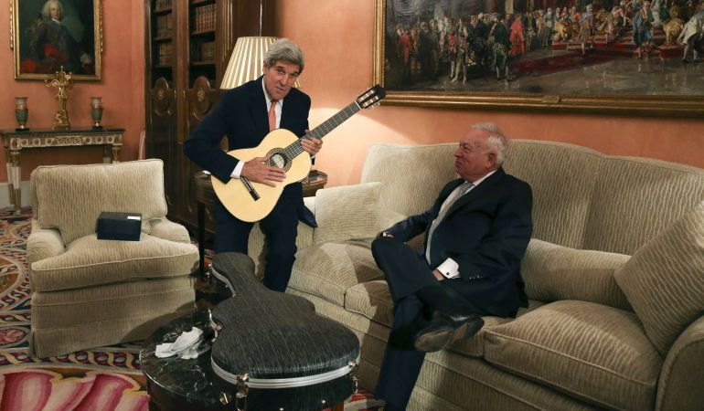 El secretario de estado de Estados Unidos, John Kerry posa con la guitarra que le regaló el ministro español de exteriores, Jose Manuel Garcia-Margallo El secretario de estado de Estados Unidos, John Kerry posa con la guitarra que le regaló el ministro español de exteriores, Jose Manuel Garcia-Margallo