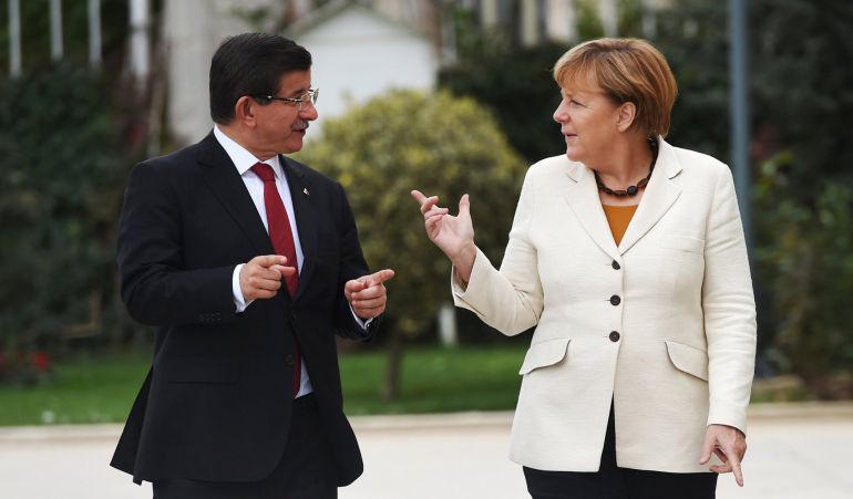 El primer ministro turco, Ahmet Davutoglu, y la canciller alemana, Angela Merkel durante su encuentro en Estambul. El primer ministro turco, Ahmet Davutoglu, y la canciller alemana, Angela Merkel durante su encuentro en Estambul.