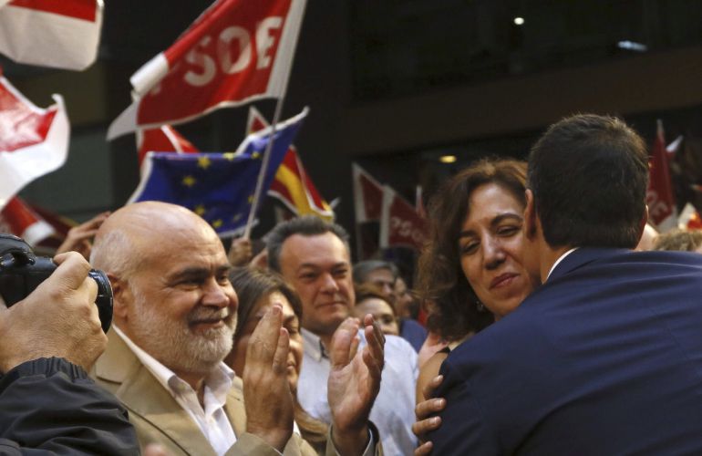 El secretario general del PSOE, Pedro Sánchez, saluda a la exdiputada de UPyD y número cuatro a la lista del PSOE por Madrid Irene Lozano. El secretario general del PSOE, Pedro Sánchez, saluda a la exdiputada de UPyD y número cuatro a la lista del PSOE por Madrid Irene Lozano.