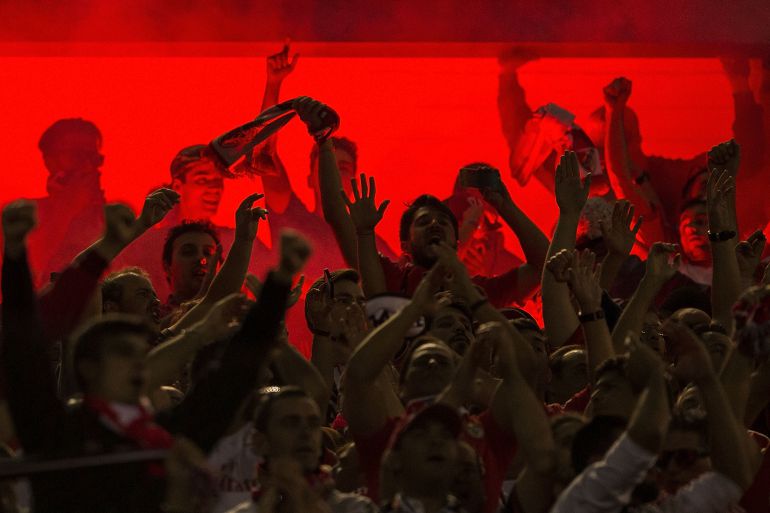 Aficionados del Benfica durante el choque ante el Atlético en el Calderón. Aficionados del Benfica durante el choque ante el Atlético en el Calderón.