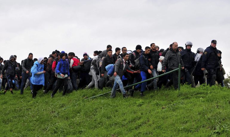 Refugiados caminan hacia el centro de registro de Brezice, Eslovenia, hoy 19 de octubre de 2015 Refugiados caminan hacia el centro de registro de Brezice, Eslovenia, hoy 19 de octubre de 2015