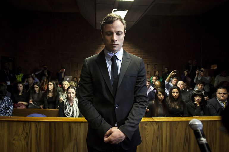 Fotografía de archivo del 19 de agosto de 2013 del atleta paralímpico Oscar Pistorius en una corte de Pretoria (Sudáfrica). Fotografía de archivo del 19 de agosto de 2013 del atleta paralímpico Oscar Pistorius en una corte de Pretoria (Sudáfrica).
