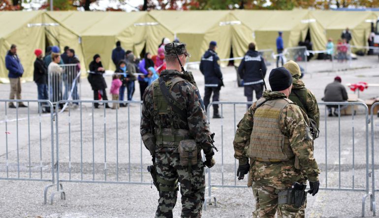 Soldados eslovenos hacen guardia en un centro para refugiados cerca de la frontera con Croacia en Sredisce ob Dravi Soldados eslovenos hacen guardia en un centro para refugiados cerca de la frontera con Croacia en Sredisce ob Dravi