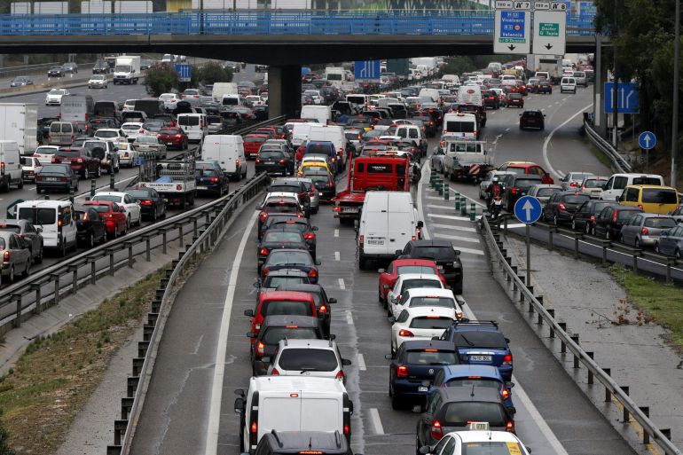 Los atascos en las calles y carreteras de acceso son muy habituales en las grandes ciudades del mundo como Madrid. Los atascos en las calles y carreteras de acceso son muy habituales en las grandes ciudades del mundo como Madrid.