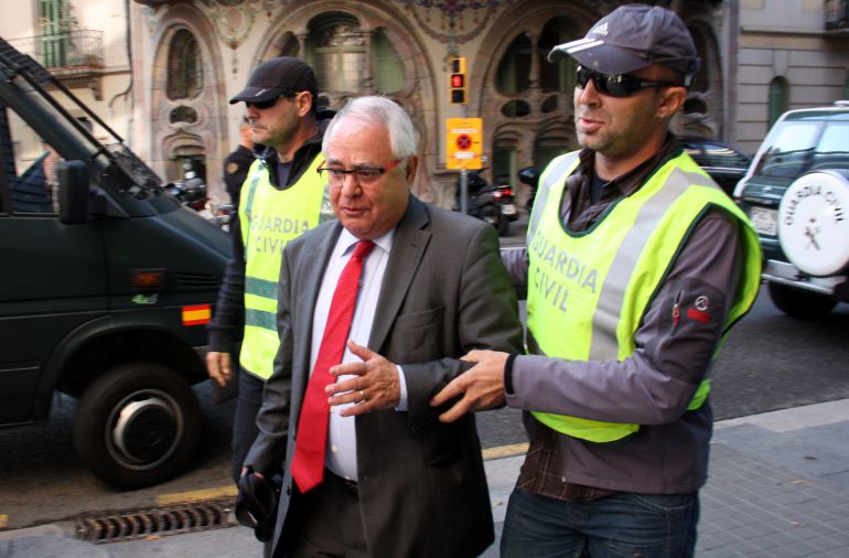 Los agentes de la Guardia Civil en el momento de la detención del tesorero de Convergència, Andreu Viloca, este miércoles Los agentes de la Guardia Civil en el momento de la detención del tesorero de Convergència, Andreu Viloca, este miércoles