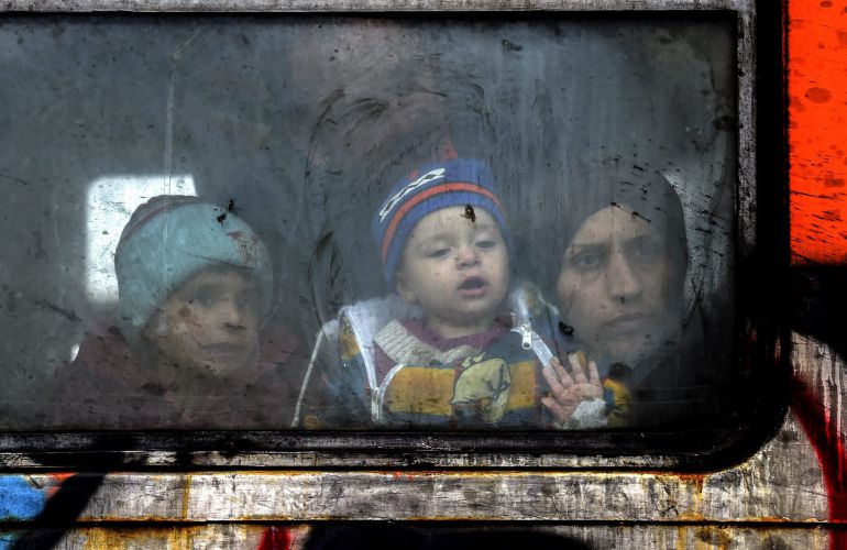 Un familia de refugiados mira a través de la ventana del tren antes de partir hacia a la frontera serbia, cerca de la ciudad de Gevgelija, Macedonia. Un familia de refugiados mira a través de la ventana del tren antes de partir hacia a la frontera serbia, cerca de la ciudad de Gevgelija, Macedonia.