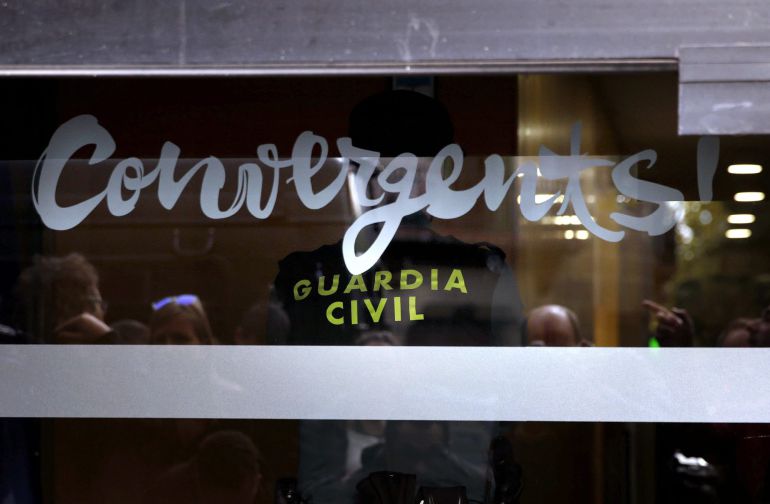 Agentes, durante el registro la sede de CDC en Barcelona. Agentes, durante el registro la sede de CDC en Barcelona.