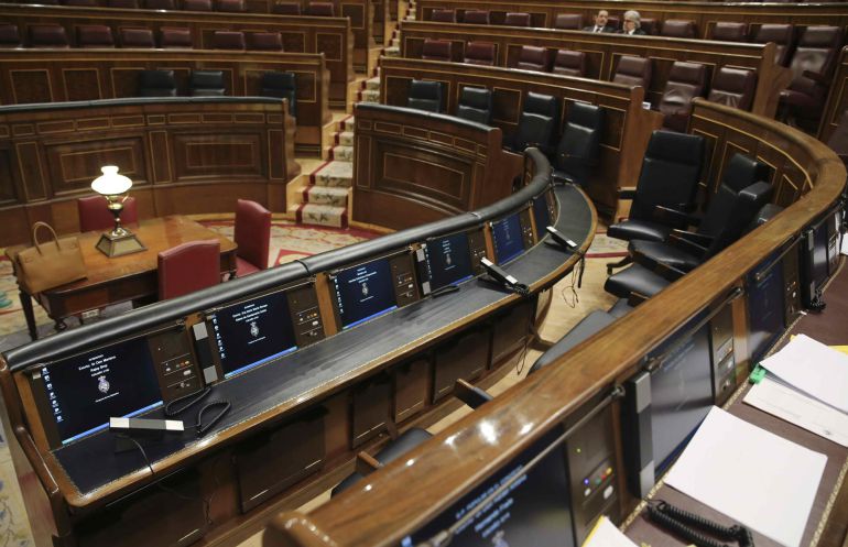 -FOTODELDIA- GRA113. MADRID, 21/10/2015.- Escaño (i) del presidente del Gobierno, Mariano Rajoy, en el Congreso de los Diputados tras la última sesión de control al Ejecutivo con la que la Cámara Baja ha puesto fin a la X legislatura. EFE/Ballesteros -FOTODELDIA- GRA113. MADRID, 21/10/2015.- Escaño (i) del presidente del Gobierno, Mariano Rajoy, en el Congreso de los Diputados tras la última sesión de control al Ejecutivo con la que la Cámara Baja ha puesto fin a la X legislatura. EFE/Ballesteros