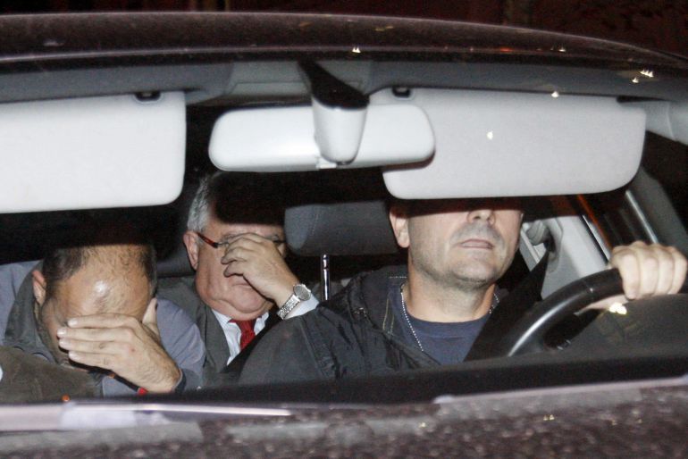 Un vehículo policial sale de la sede de CDC con el tesorero del partido, Andreu Viloca (c), tras el registro llevado a cabo la Guardia Civil en Barcelona Un vehículo policial sale de la sede de CDC con el tesorero del partido, Andreu Viloca (c), tras el registro llevado a cabo la Guardia Civil en Barcelona