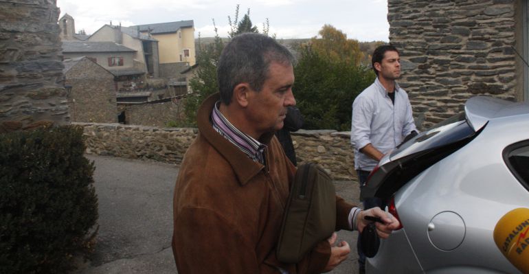 Jordi Pujol Ferrussala se dirige al coche de la Policía Nacional tras el registro en su casa de Bolvir. Jordi Pujol Ferrussala se dirige al coche de la Policía Nacional tras el registro en su casa de Bolvir.