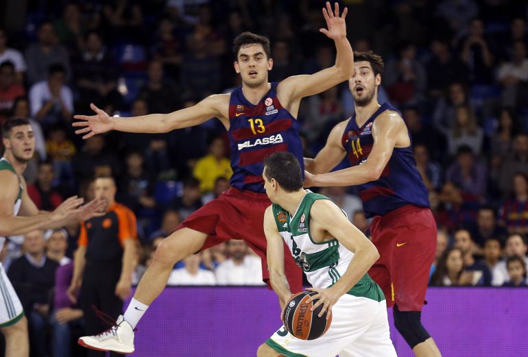 Satoransky intenta interceptar el pase de Diamantidis. Satoransky intenta interceptar el pase de Diamantidis.