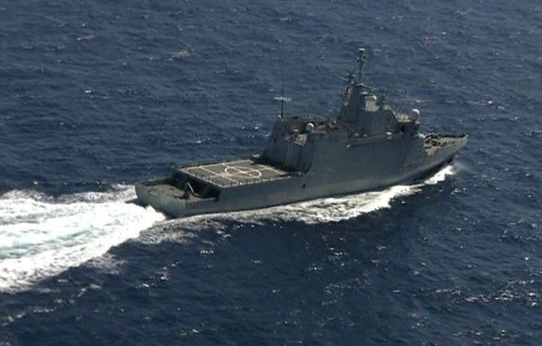 Uno de los barcos que trabajan en la búsqueda de los militares desaparecidos en el accidente del pasado jueves, visto desde el helicóptero en el que el ministro de Defensa, Pedro Morenés, se ha desplazado hasta la zona Uno de los barcos que trabajan en la búsqueda de los militares desaparecidos en el accidente del pasado jueves, visto desde el helicóptero en el que el ministro de Defensa, Pedro Morenés, se ha desplazado hasta la zona