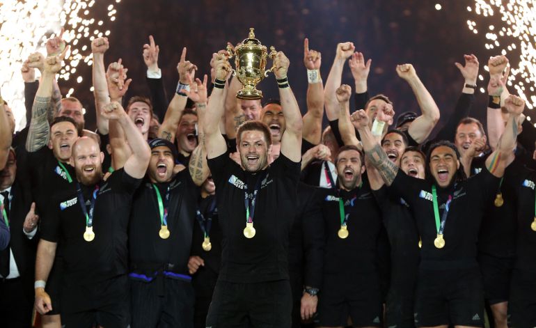Richie McCaw, capitán de Nueva Zelanda, levanta la Copa del Mundo ganada en la final ante Australia. Richie McCaw, capitán de Nueva Zelanda, levanta la Copa del Mundo ganada en la final ante Australia.