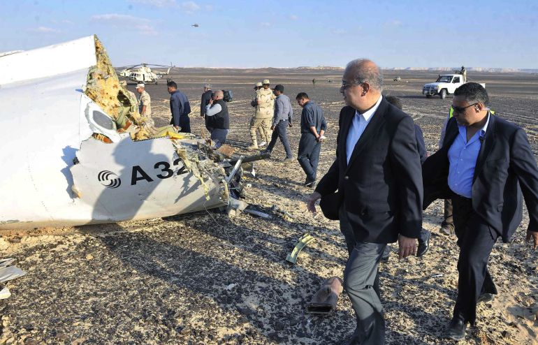 SIN09. Sinai (Egypt), .- The Egyptian Prime Minister, Sherif Ismail (2 - R), examines the wreckage at the site of the Russian plane crash, Sinai, Egypt, 31 October 2015. According to reports the Egyptian Government has dispatched more than 45 ambulances to the crash site of the Kogalymavia Metrojet Russian passenger jet, which disappeared from raider after requesting an emergency landing early 31 October, crashing in the mountainous al-Hasanah area of central Sinai. The black box has been recovered at the site. (Egipto) EFE/EPA/STR EGYPT OUT SIN09. Sinai (Egypt), .- The Egyptian Prime Minister, Sherif Ismail (2 - R), examines the wreckage at the site of the Russian plane crash, Sinai, Egypt, 31 October 2015. According to reports the Egyptian Government has dispatched more than 45 ambulances to the crash site of the Kogalymavia Metrojet Russian passenger jet, which disappeared from raider after requesting an emergency landing early 31 October, crashing in the mountainous al-Hasanah area of central Sinai. The black box has been recovered at the site. (Egipto) EFE/EPA/STR EGYPT OUT