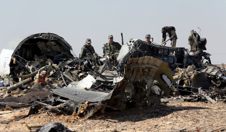 Investigadores militares rusos rastrean los restos del avión siniestrado el sábado en El Sinaí Investigadores militares rusos rastrean los restos del avión siniestrado el sábado en El Sinaí