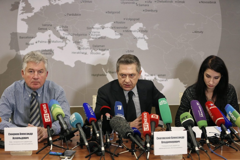El director de la aerolínea Kogalymavia, Alexander Snagovsky (centro), el vicedirector de operaciones de la compañía, Alexander Smirnov (izda), y la presidenta de Tourism Holding & Consulting, Oxana Golovina (dcha), ofrecen una rueda de prensa sobre el avión siniestrado el pasado sábado en el Sinaí El director de la aerolínea Kogalymavia, Alexander Snagovsky (centro), el vicedirector de operaciones de la compañía, Alexander Smirnov (izda), y la presidenta de Tourism Holding & Consulting, Oxana Golovina (dcha), ofrecen una rueda de prensa sobre el avión siniestrado el pasado sábado en el Sinaí