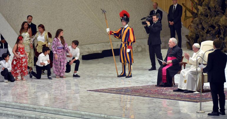 El papa Francisco (dcha) aplaude a un grupo de niños que bailaron una danza tradicional durante una audiencia con cerca de 5.000 gitanos venidos de todo el mundo en el aula Pablo VI en el Vaticano, hoy, 26 de octubre de 2015. El papa Francisco (dcha) aplaude a un grupo de niños que bailaron una danza tradicional durante una audiencia con cerca de 5.000 gitanos venidos de todo el mundo en el aula Pablo VI en el Vaticano, hoy, 26 de octubre de 2015.