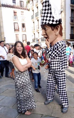 Con los cabezudos de Barcelona. Con los cabezudos de Barcelona.