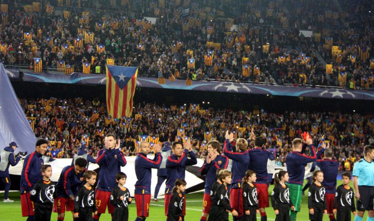 Los jugadores aplauden a la afición Los jugadores aplauden a la afición