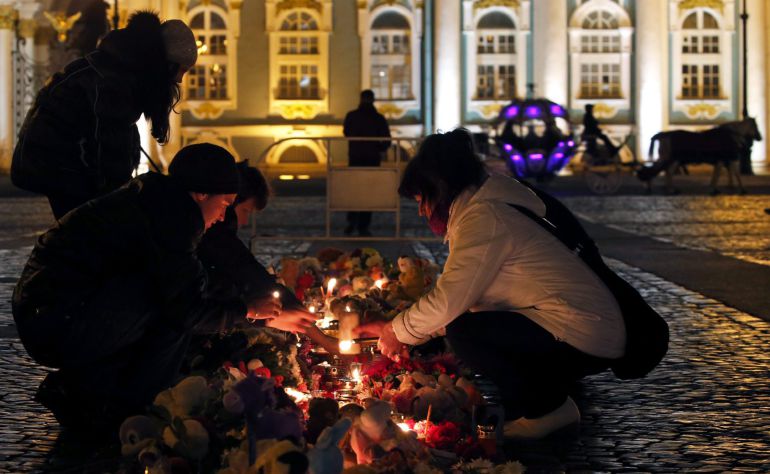 Varias personas depositan flores y velas en homenaje a las víctimas del accidente aéreo ocurrido el sábado pasado en Egipto Varias personas depositan flores y velas en homenaje a las víctimas del accidente aéreo ocurrido el sábado pasado en Egipto