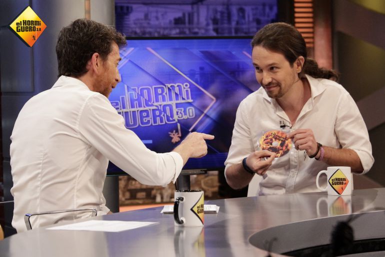 Pablo Iglesias regala a Pablo Motos el disco de 'Los chikos del maíz' Pablo Iglesias regala a Pablo Motos el disco de 'Los chikos del maíz'