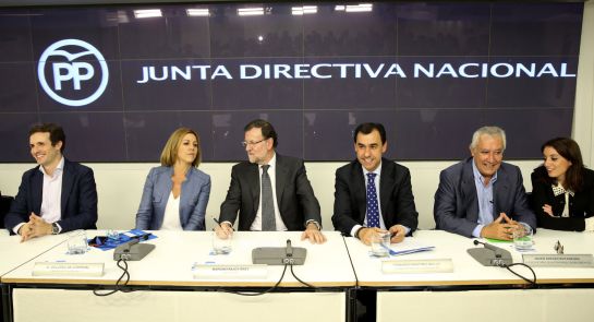 El presidente del Gobierno y del PP, Mariano Rajoy, junto a Cospedal, Fernando Martínez Maillo, Javier Arenas, Pablo Casado y Andrea Levy durante la reunión de la Junta Directiva Nacional de su partido El presidente del Gobierno y del PP, Mariano Rajoy, junto a Cospedal, Fernando Martínez Maillo, Javier Arenas, Pablo Casado y Andrea Levy durante la reunión de la Junta Directiva Nacional de su partido