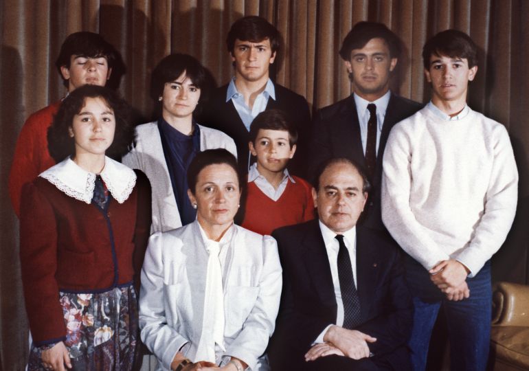 Foto familiar fechada en 1986 en Barcelona: Jordi Pujol y su esposa, Marta Ferrusola posan con sus siete hijos: Mireia, a la dch. de su madre; Oriol, detrás; Marta; Josep, con camisa azul; Jordi; Pere y Oleguer. Foto familiar fechada en 1986 en Barcelona: Jordi Pujol y su esposa, Marta Ferrusola posan con sus siete hijos: Mireia, a la dch. de su madre; Oriol, detrás; Marta; Josep, con camisa azul; Jordi; Pere y Oleguer.