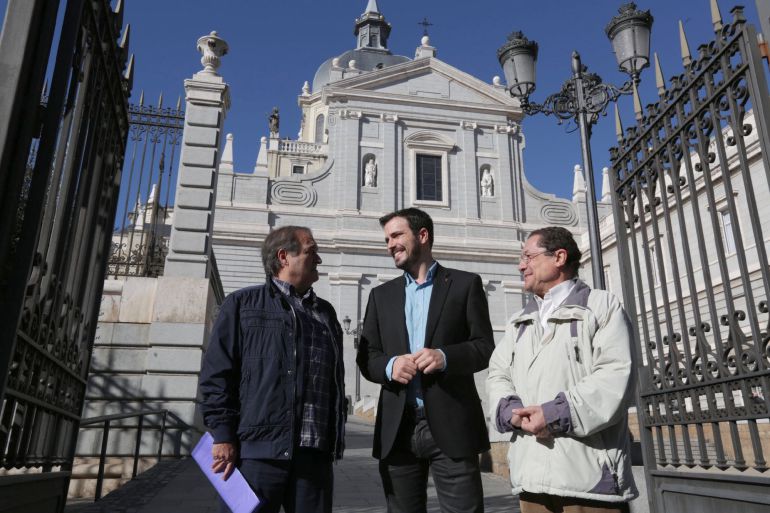 Fotografía facilitada por IU del candidato a la Presidencia del Gobierno de IU-Unidad Popular, Alberto Garzón (c), mientras conversa con el presidente de Europa Laica, Francisco Delgado (i), hoy en el exterior de la catedral de la Almudena de Madrid, tras haber presentado las propuestas de esta candidatura en materia de laicismo. Fotografía facilitada por IU del candidato a la Presidencia del Gobierno de IU-Unidad Popular, Alberto Garzón (c), mientras conversa con el presidente de Europa Laica, Francisco Delgado (i), hoy en el exterior de la catedral de la Almudena de Madrid, tras haber presentado las propuestas de esta candidatura en materia de laicismo.