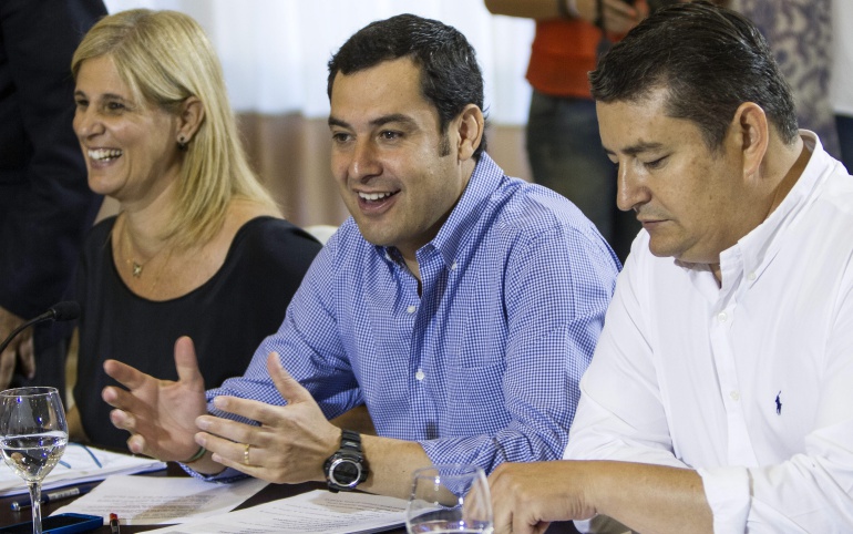 El presidente del PP-A, Juanma Moreno junto al presidente del PP de Cádiz, Antonio Sanz (d), y la alcaldesa de Jerez, María José García Pelayo El presidente del PP-A, Juanma Moreno junto al presidente del PP de Cádiz, Antonio Sanz (d), y la alcaldesa de Jerez, María José García Pelayo