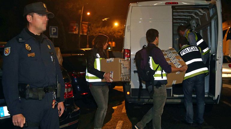Un momento de un registro policial en una de las empresas de Jordi Pujol Ferrusola. Un momento de un registro policial en una de las empresas de Jordi Pujol Ferrusola.