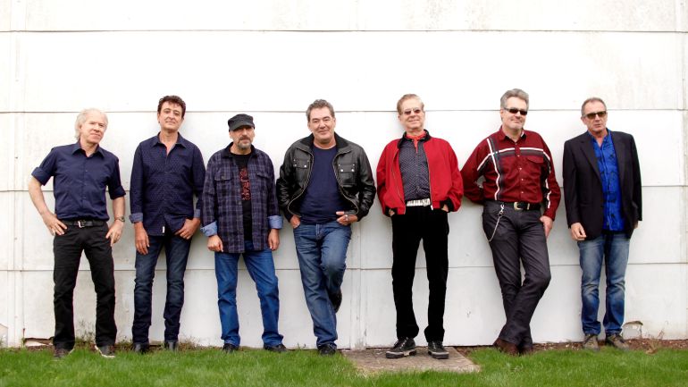 Manolo García: “Desde primeros de abril hasta septiembre nos lo hemos pasado en grande haciendo nuevas canciones, revisando y reparando cintas, tocando juntos con 'Los Rápidos' originales o poniéndonos el traje de 'Los Burros' o el de 'El Último de la Fila'”.
Manolo García: “Desde primeros de abril hasta septiembre nos lo hemos pasado en grande haciendo nuevas canciones, revisando y reparando cintas, tocando juntos con 'Los Rápidos' originales o poniéndonos el traje de 'Los Burros' o el de 'El Último de la Fila'”.