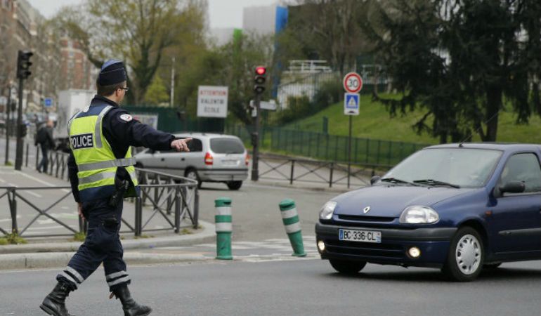 Un policía da el alto a un vehículo en París (Francia). Un policía da el alto a un vehículo en París (Francia).