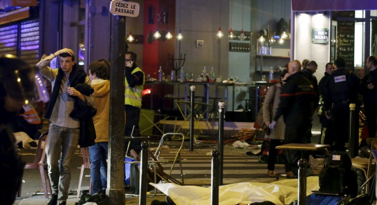 Los servicios de emergencia trabajan a las puertas de un restaurante en la zona donde se ha producido uno de los ataques. Los servicios de emergencia trabajan a las puertas de un restaurante en la zona donde se ha producido uno de los ataques.