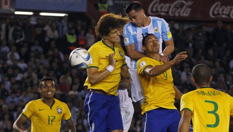 Funes Mori busca el remate ante David Luiz Funes Mori busca el remate ante David Luiz