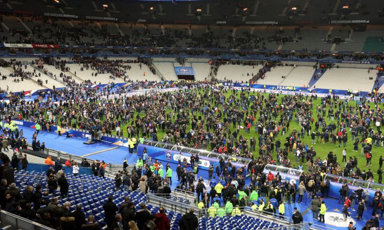 Aficionados al amistoso entre Francia y Alemania en el césped del Stade de France Aficionados al amistoso entre Francia y Alemania en el césped del Stade de France