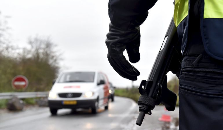Un policía francés, en una de las fronteras del país Un policía francés, en una de las fronteras del país